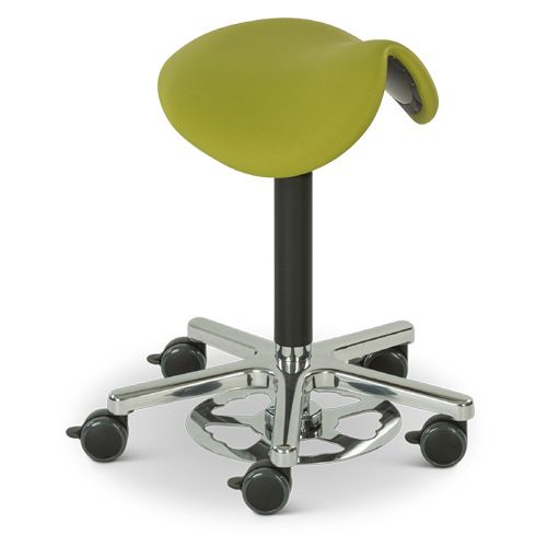 Kuvan tuote Future Plum -verhoilulla ja lisävarusteilla: valkoinen ristikko Ø610 mm, selkänoja ja valkoiset 65mm pyörät.